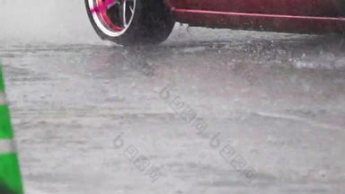 车轮滑湿滑的湿路多雨的一天
